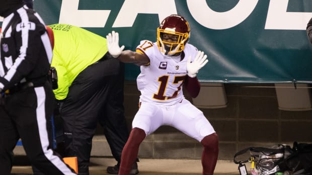 Terry McLaurin Celly Hand © Bill Streicher  2021 Jan 3